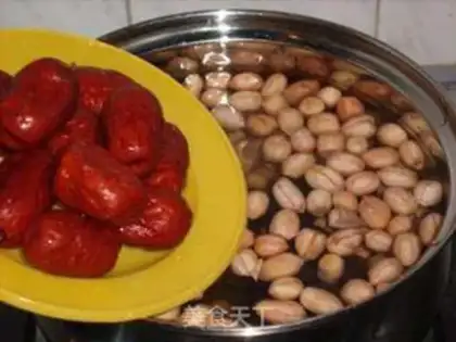 Make The peanuts and curry soup step 5