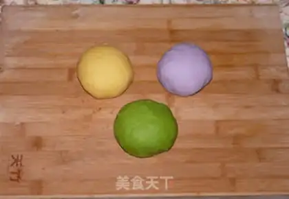 Make Colored hand noodles step 3