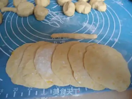 Make Yellow rose buns step 4