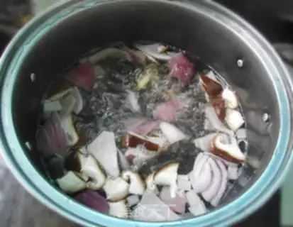 Make Onion seafood soup step 3