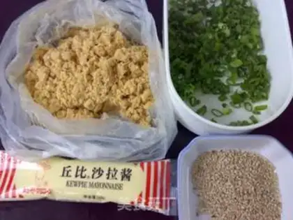 Make Onion salad pine roll step 0