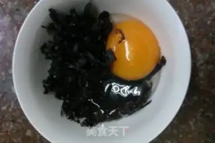Make Cracker onion fried eggs step 1