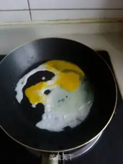 Make Garlic fried eggs step 1