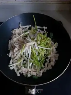 Make Garlic fried eggs step 4