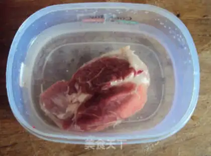 Make The veggie-head fried meat step 1