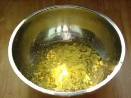 Make raisin yolks step 2