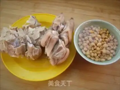 Make Soybeans pork soup step 1