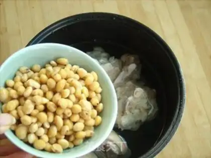 Make Soybeans pork soup step 3