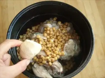 Make Soybeans pork soup step 4