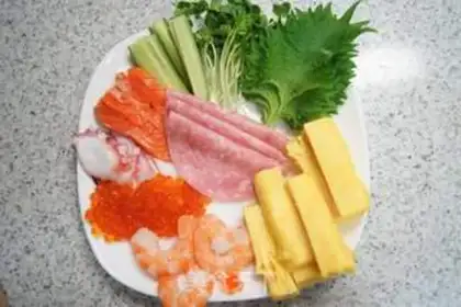 Make Seafood sushi rolls step 4