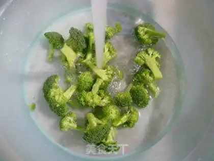 Make The pasta, the broccoli step 1