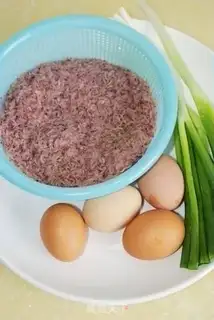 Make Onion fragrance shrimp eggcake step 0