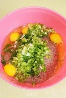 Make Onion fragrance shrimp eggcake step 2