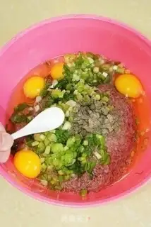 Make Onion fragrance shrimp eggcake step 3