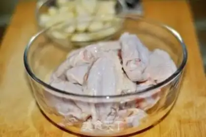 Make Garlic chicken wings with salad step 0