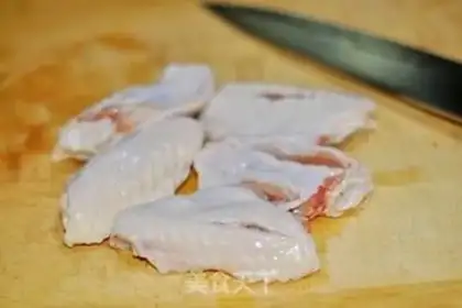 Make Garlic chicken wings with salad step 1