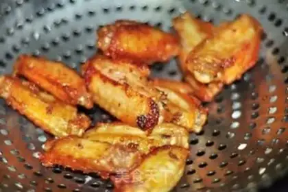 Make Garlic chicken wings with salad step 9