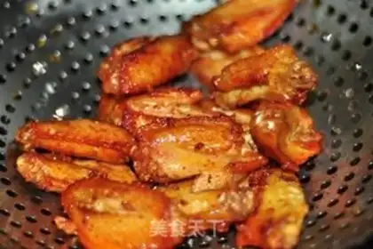 Make Garlic chicken wings with salad step 10