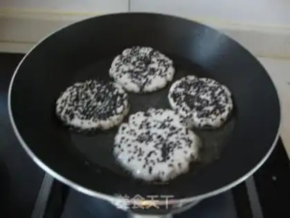 Make Black and white sesame ball step 8