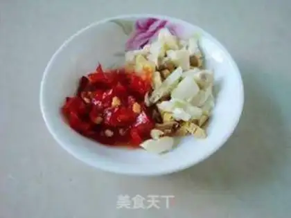 Make Sour cucumber fried pig skin step 3