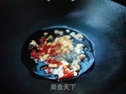 Make Sour cucumber fried pig skin step 4
