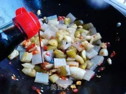 Make Sour cucumber fried pig skin step 7