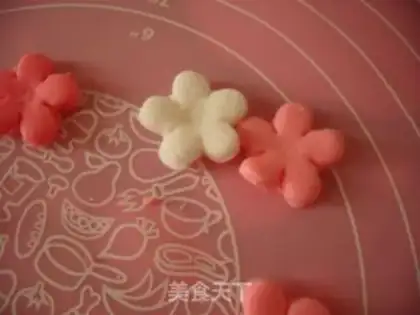 Make Three or eight flowers cakes step 2