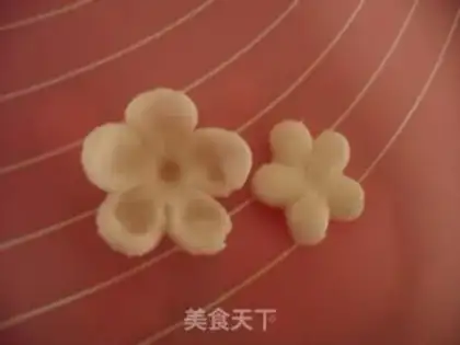 Make Three or eight flowers cakes step 4