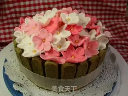 Make Three or eight flowers cakes step 5