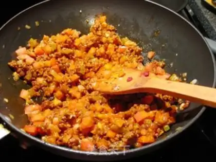 Make Tomato beef sauce step 4