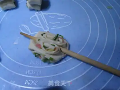 Make Little rolls of onion oil step 12