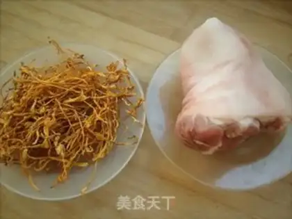 Make Worm and pig hoof soup step 0