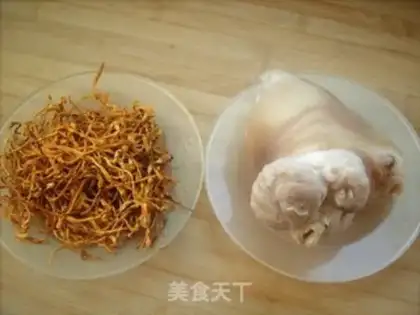 Make Worm and pig hoof soup step 1