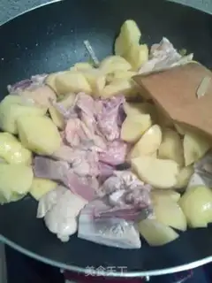 Make Chicken bones and potatoes step 1
