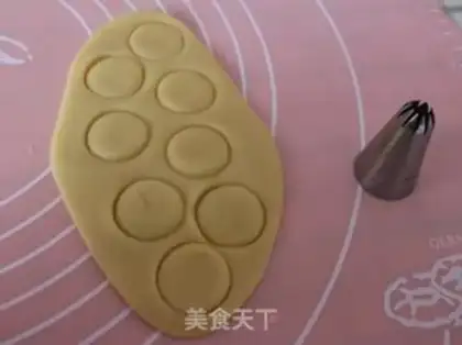Make Flower cookies step 4