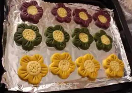 Make Flower cookies step 7