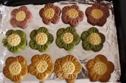 Make Flower cookies step 8