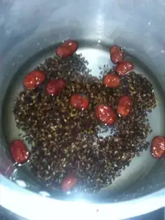 Make Black rice smelt congee step 1
