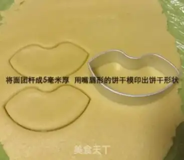 Make Lips on sugar cookies step 5