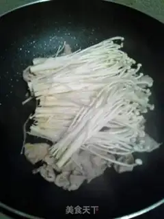 Make Gold-cracking mushroom fried meat step 2