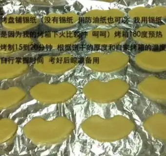 Make Lips on sugar cookies step 6