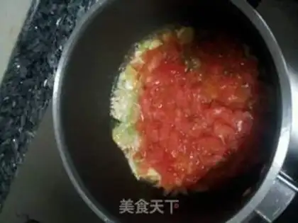 Make Duck egg and tomato soup step 1