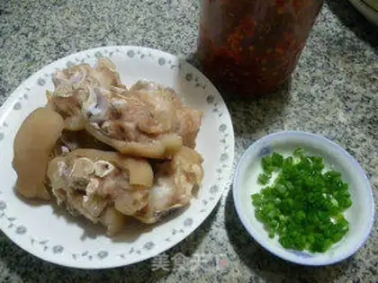 Make Pepper chopping pig hoof step 0