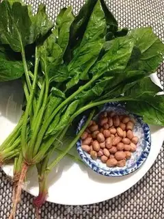 Make Peanuts and spinach step 0