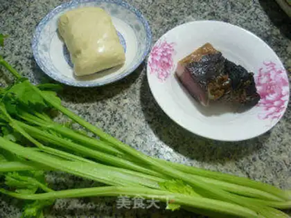 Make Celery sauce and chicken step 0