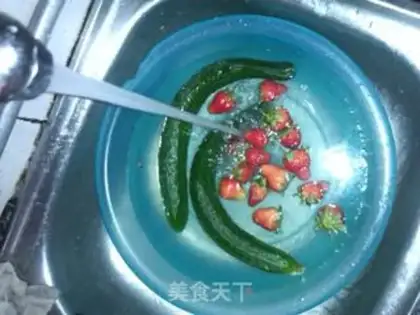 Make The cucumber with strawberry step 0