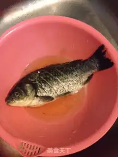 Make Tomato cooks fish step 1