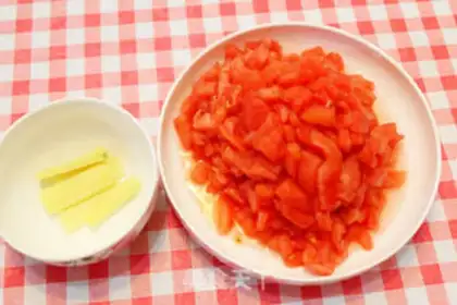 Make Tomato pig hoof soup step 3