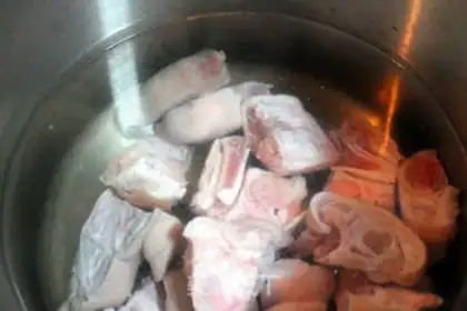 Make Tomato pig hoof soup step 4