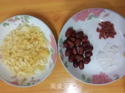 Make Sugar-cracker-tree silver ear soup step 0